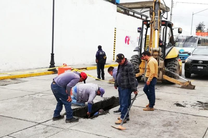 Atienden Capamh y Obras Públicas de Huamantla daño en tubería de la cabecera municipal
